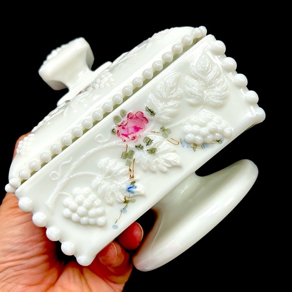 Vintage Westmoreland grape milk glass hand painted pedestal covered cake box - Picture 12 of 12